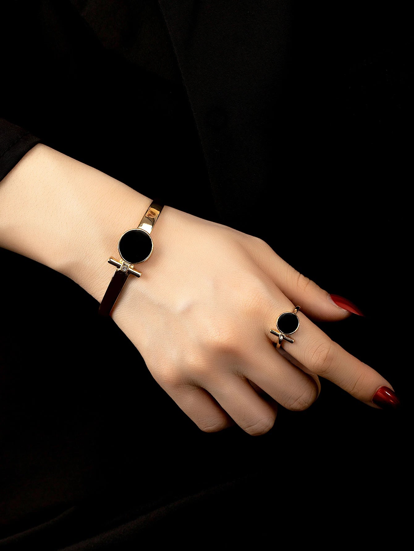 Fashionable, Personalized, Exquisite and Luxurious Bracelet and Ring Set
