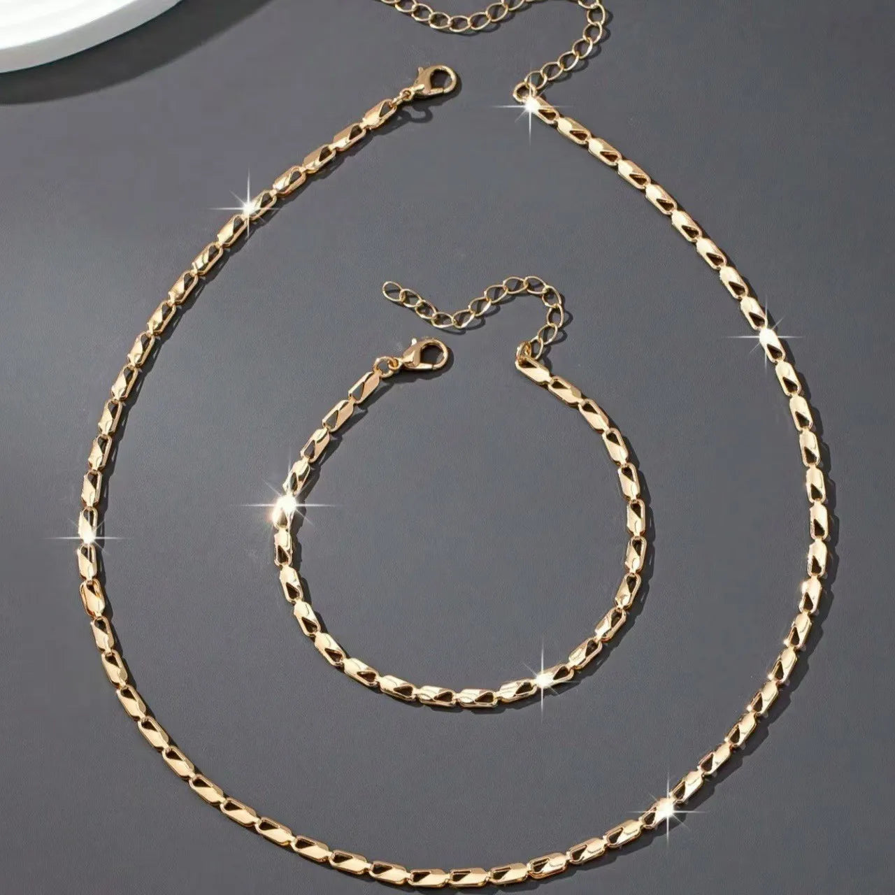 A Set of Sexy and Luxurious Women's Necklaces and Bracelets, a Fashionable and Versatile Women's Jewelry Set