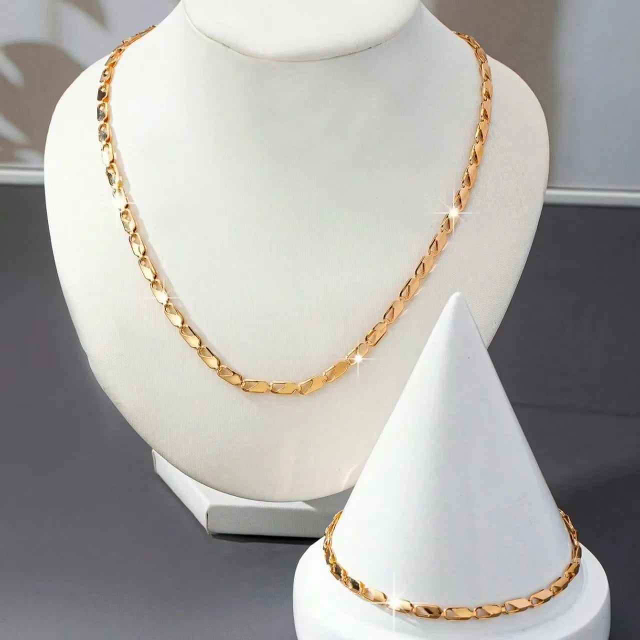 A Set of Sexy and Luxurious Women's Necklaces and Bracelets, a Fashionable and Versatile Women's Jewelry Set