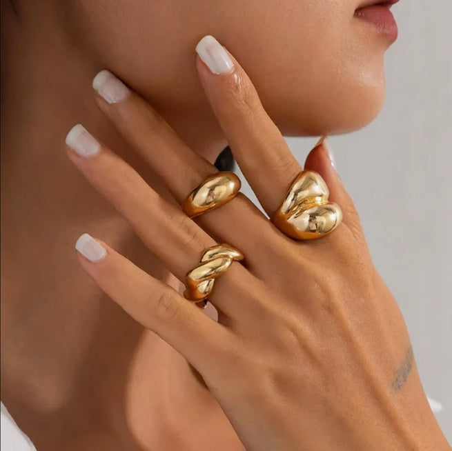 A Set Of 4 Elegant And Minimalist Golden Rings, Adjustable Open Rings For Women, Featuring A MultiLayer Spiral And Teardrop Geometric Design, Suitable For All Seasons